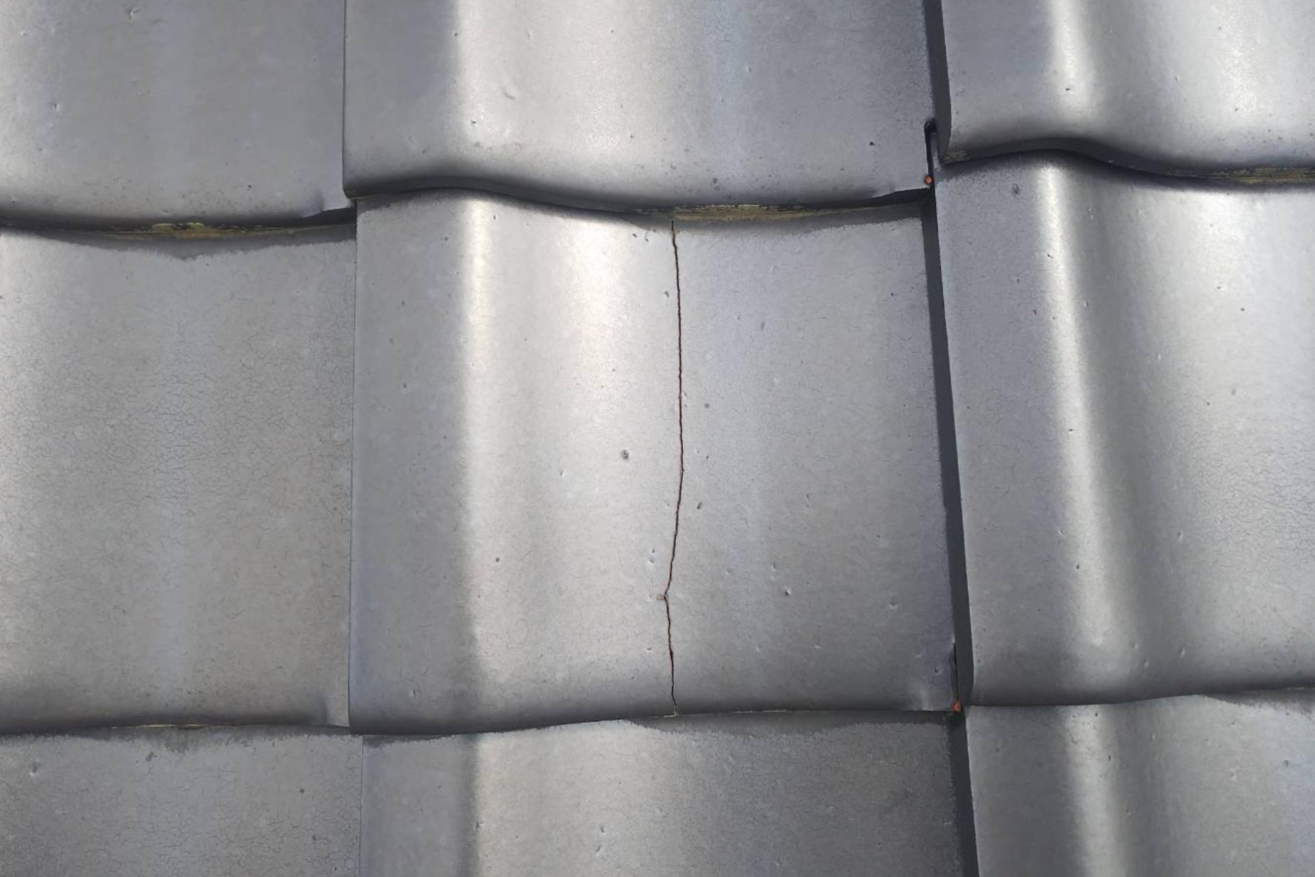 屋根瓦が欠けたイメージ画像