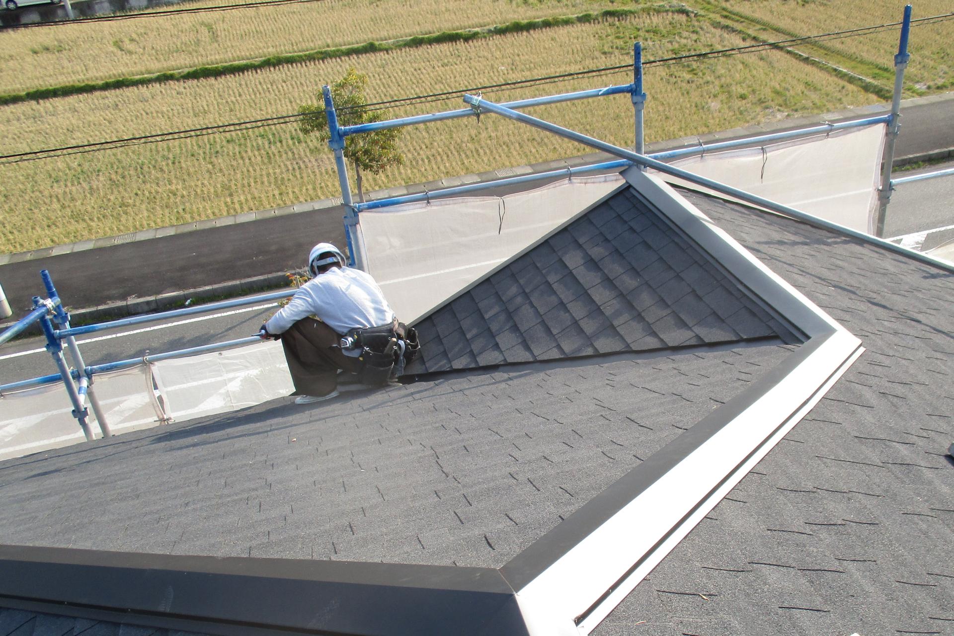 屋根瓦を並べたイメージ画像