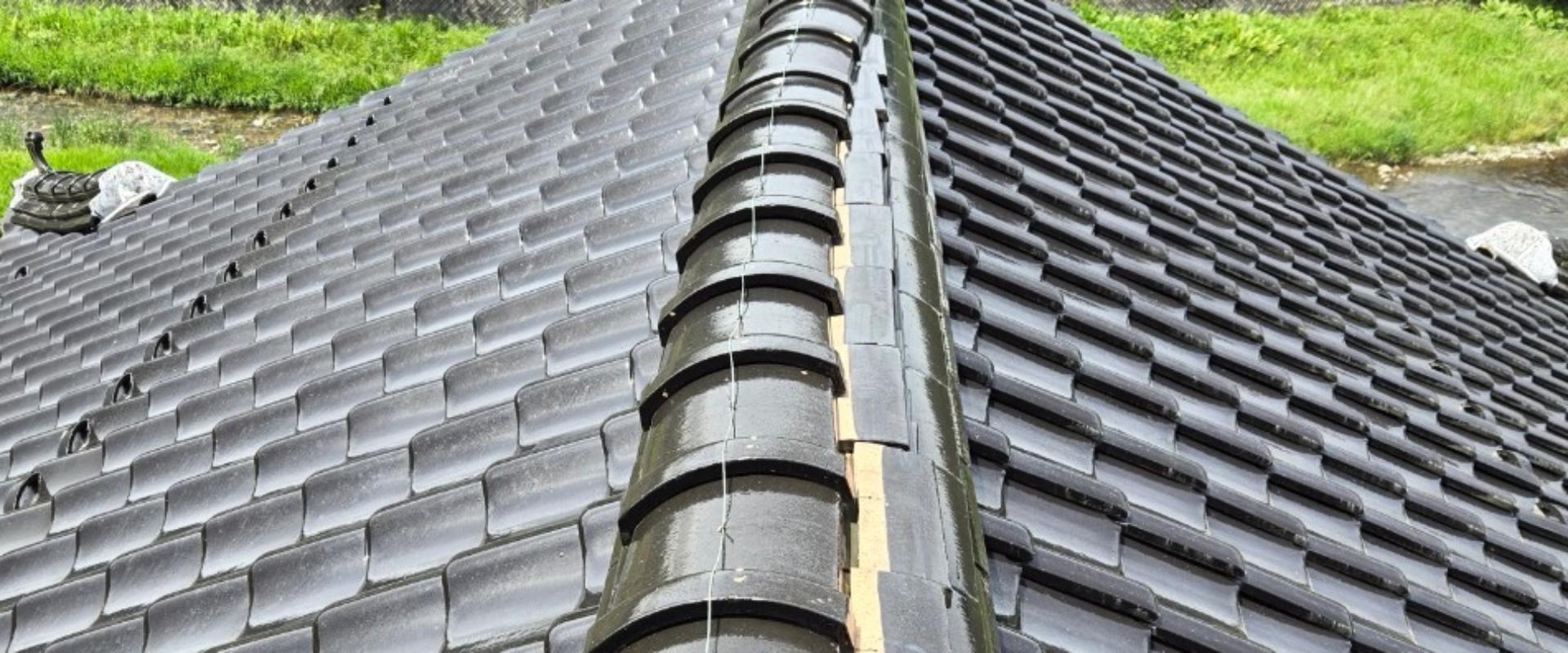 瓦屋根の棟部分がずれてしまっている画像