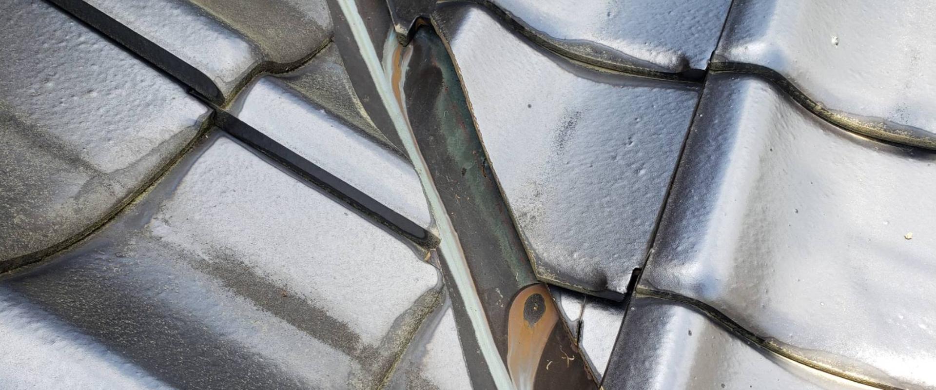 瓦屋根が経年劣化で割れているイメージ画像