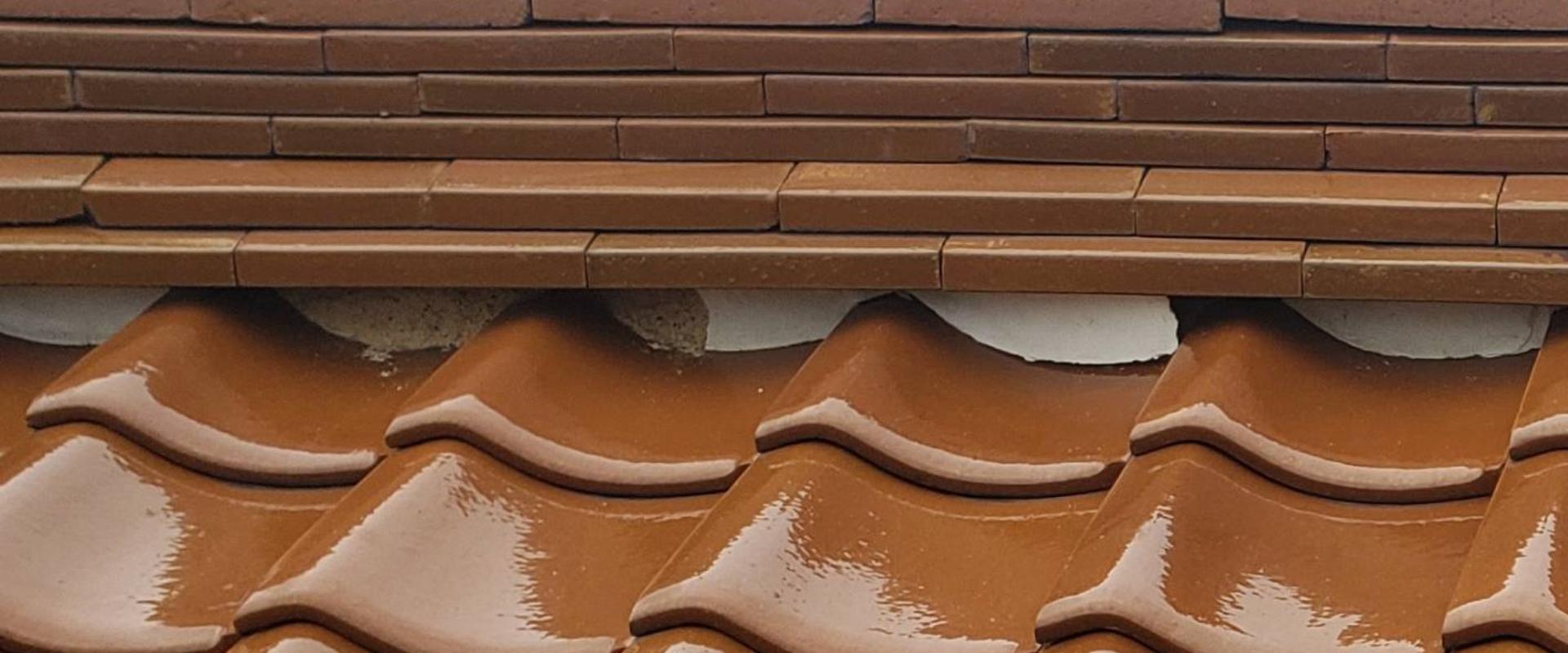 漆喰がはがれてしまった屋根のイメージ画像