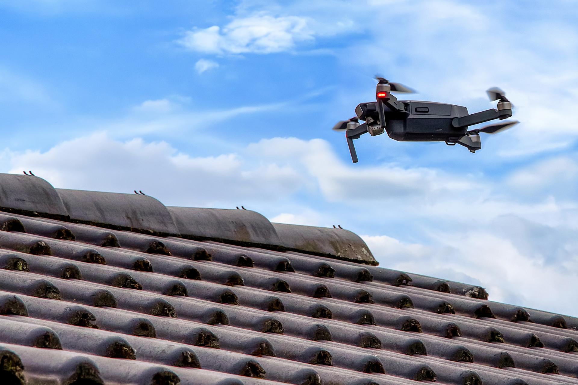ドローンで屋根の状態を調べるイメージ画像