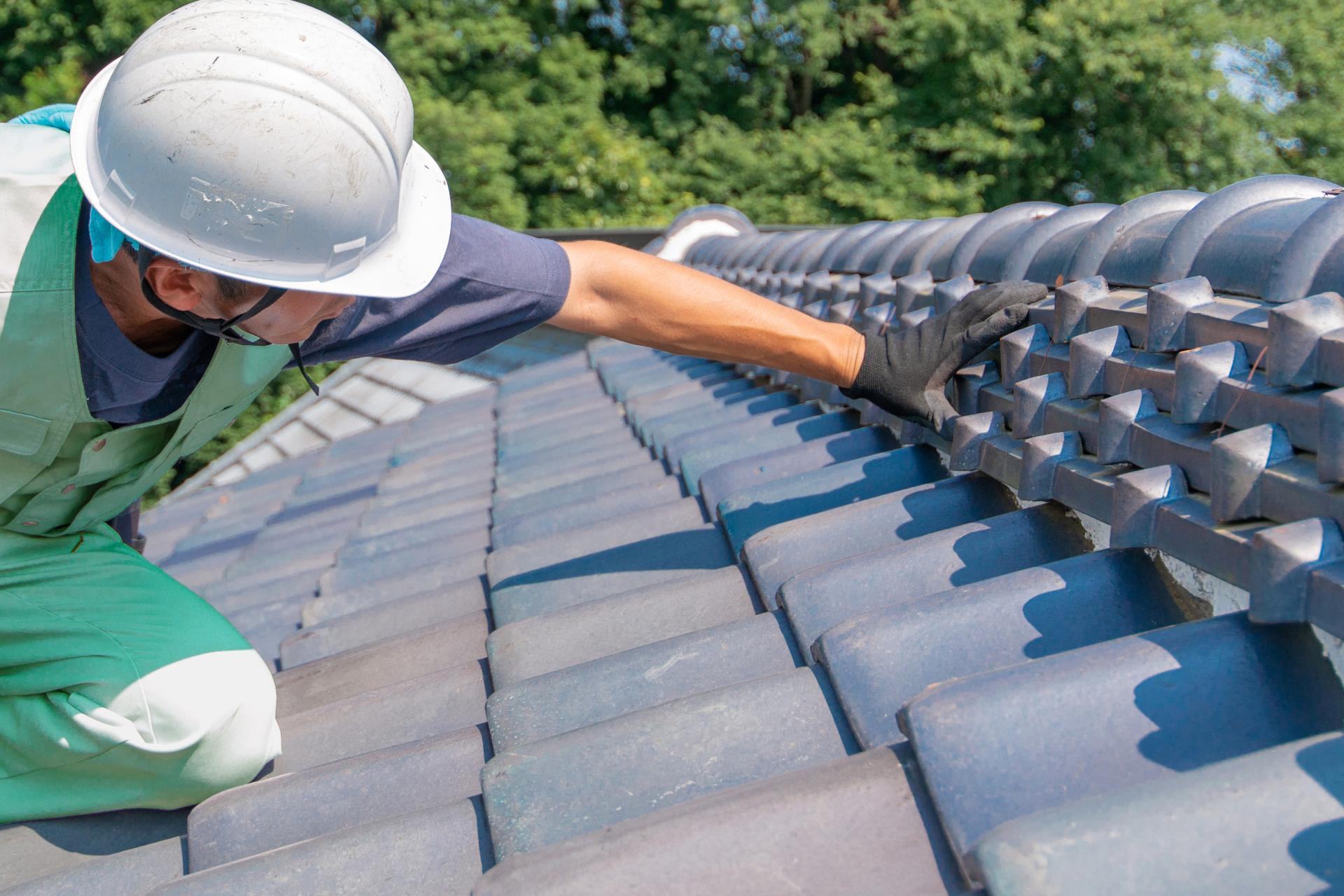 屋根点検をする職人の画像
